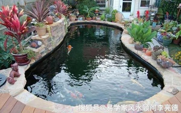 环境风水顾问李亮德:别墅庭院鱼池风水布局，让你风生水起！