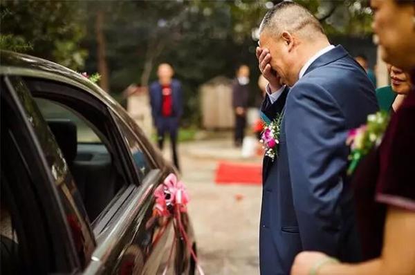 女儿要远嫁,十二星座爸爸各是什么样的心情,来看真实感受! 4