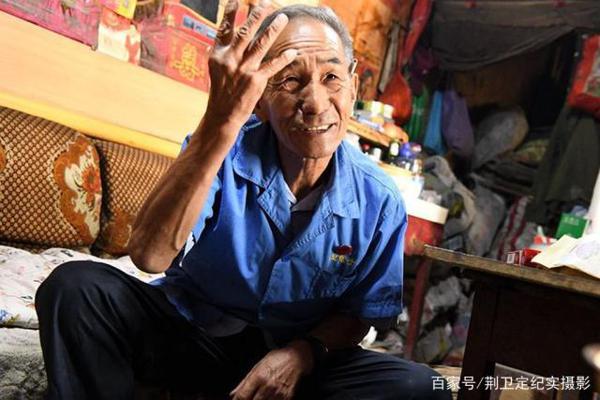 山西农村7旬老人，研究周易45年，执迷看风水，看他说些啥 2