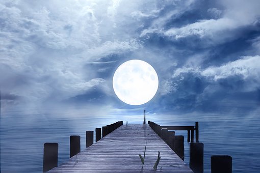 梦想着月亮从海上升起