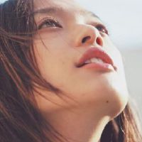 颚长的蹲下抬头看看代表下颚钳口的女孩不好。