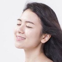 患者的人们陷入紫色博物馆