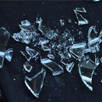 梦见玻璃破碎是一个标志