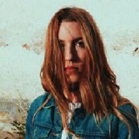 女人梦见头发一抓就掉了什么预兆?