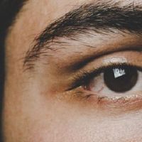 男人眼眉前浓后稀代表什么意思