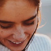 双下巴面相女人命不好吗