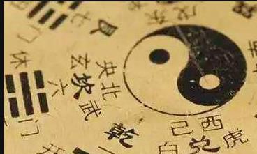 根据伤官格命理及五行学说,解读戊生酉月、辛金透出的人生走向,并提供拟名建议的综合分析