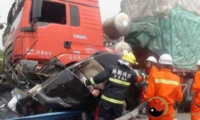 梦见一场事故,大型货车在拥挤人群中肆意驶过,造成多人挤伤的可怕情景