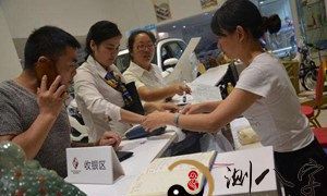 今晚我做梦了:我在工作中遇到了一位极其讨厌的顾客,他无情地拒绝支付我应得的报酬,让我倍感无助与愤怒!