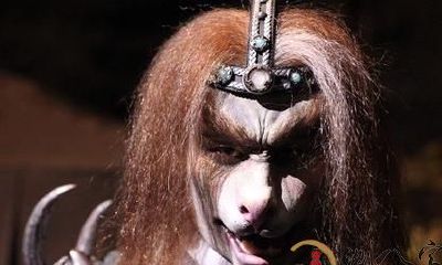 在梦中,我遇到了妖怪,它突然变成了人形,然后将我的手伸向它口鼻之间,吸取我手中的血液