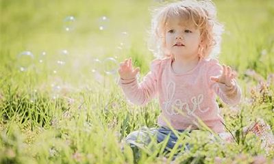 如何为6月30日凌晨2点出生的女婴选取一个适合的名字?