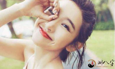 梦中遇见别家闺女,她温柔地凝视我,微笑着传递着神秘的信息