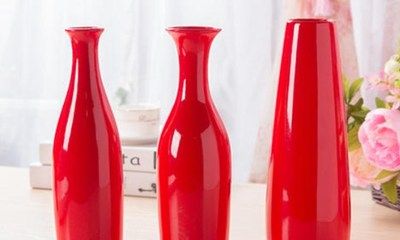做了一个关于鲜红色大花瓶的梦:在梦中我收到了别人的精心准备的礼物,一只引人注目的鲜红色大花瓶