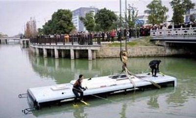 做梦时梦见自己乘坐的公交车突然掉入水中,身临其境的想象与感受