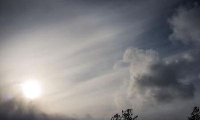 梦中眺望天空,却见一片灰色云层笼罩,无一丝光线透过,寂静无声,仿佛连时间也停滞了