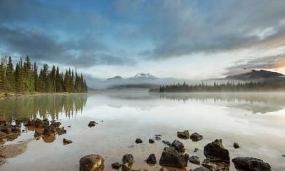 根据五行理论,如何为2019年4月13日出生的双胞胎男婴取名,以最佳符合其属相的五行属性为目标?