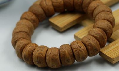 如何将凤眼菩提子巧妙地织成盘发?