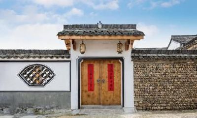 在农历癸卯年闰二月二十八日,是否适宜进行启门安门的活动?这一天是不是吉祥宜人的日子?