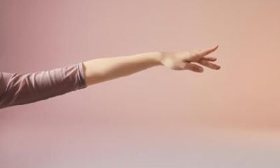 在什么情况下,属羊人会表现出双手抱肩的行为?