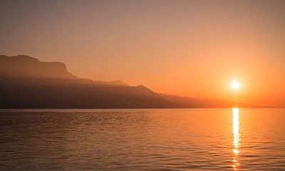 如何判断2023年农历二月初四是否是一个吉利日,适宜进行重大决策和活动?