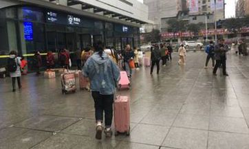 男士初次前往女方家中提亲,提亲礼品透露深刻情感含义
