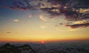 作为黄历专家,您认为属羊女和属兔男这两个属相之间的婚姻结合是否是一项具有潜力的良缘选择?