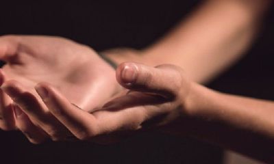 拍卖行掀起热潮:亿万富豪手相研究挖掘元宝纹,纷纷加价争夺收藏品!