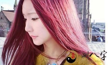 梦见染头发染成红色