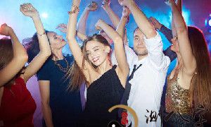 梦见女人光着全身上下舞蹈