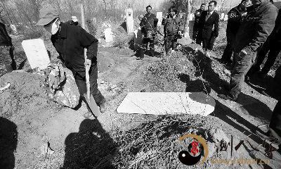 梦见和朋友一起挖坟