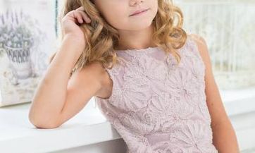 2023年七月初九出生余姓女孩名字叫什么