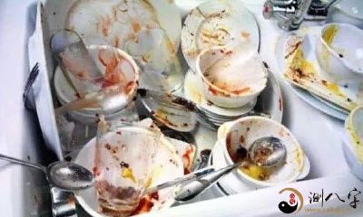 梦见碗好脏叠在一起