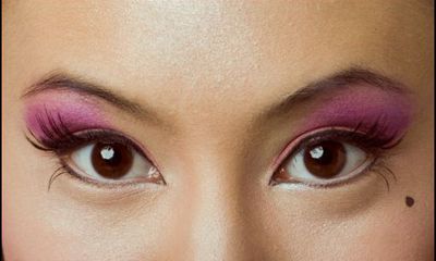 女人眼前鼻侧有痣