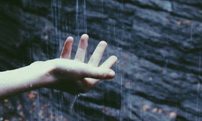 女人有异性朋友贵人相助的手相