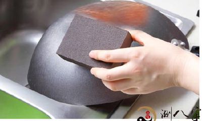 梦见女人把锅底擦干净