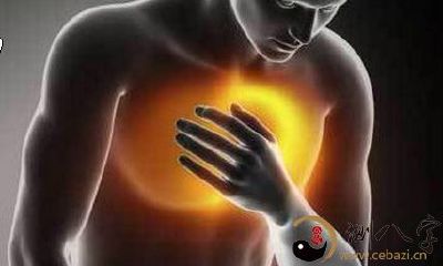 梦到自己胸口疼突然之间听到门响而释怀