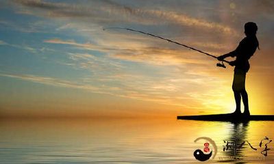 梦到渔钩上挂一条小鱼