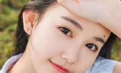 女人左眉上方有痣