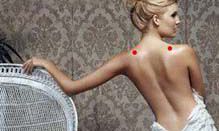 脖子和肩连接处长有痣