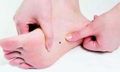 女人右脚底长了一颗痣代表什么