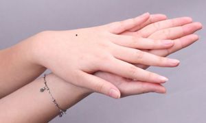 手背有痣的女人