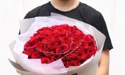 梦见有人送鲜花帮我