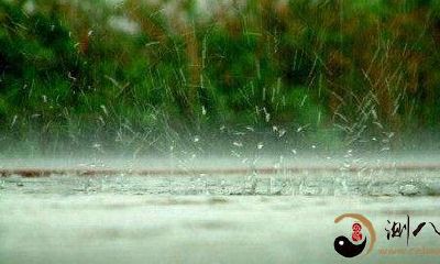 梦见下雨下成一条线