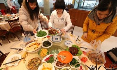 梦见吃完饭打包