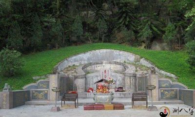 梦见挖坟墓中的棺木