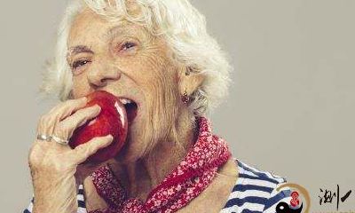 梦到过世的老年人要吃的