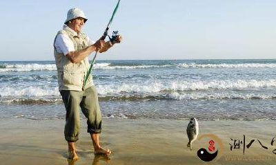 梦见在湖边钓鱼