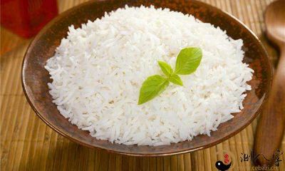 梦到自己吃生米饭