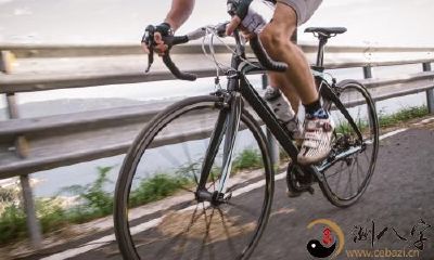 梦见骑自行车在路上飞奔