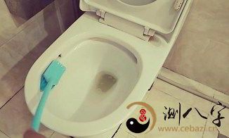 梦见给别人洗马桶